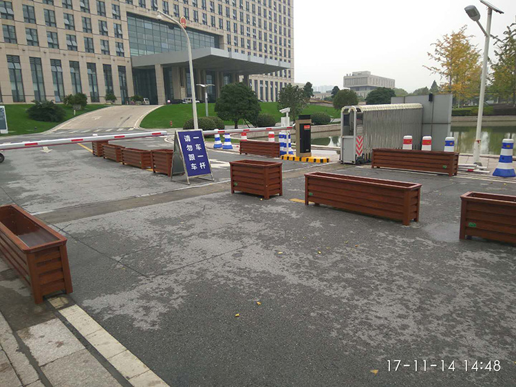 平湖市行政中心，市委市政府門口木紋鋁合金花箱